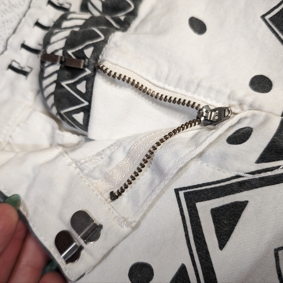 Elle 12 black/white tribal‎ print cotton chino style shorts 3" inseam - Picture 3 of 5